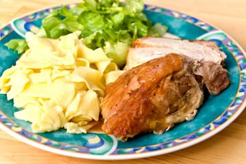 Gebratene Pute mit Bandnudeln und Salat