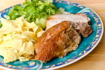 Gebratene Pute mit Bandnudeln und Salat
