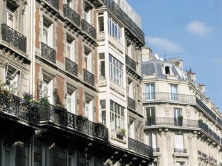 Façades de pierre avec balcons, rue de Paris, France.