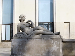 Femme nue allong&eacute;e sur un piedestal, Paris, France.
