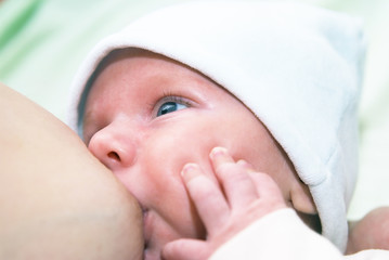Fototapeta na wymiar Karmienie piersią z noworodkiem