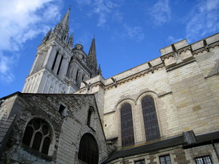 Fototapeta na wymiar iglica katedry w Angers