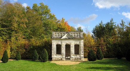 Fototapeta na wymiar Trianon w parku