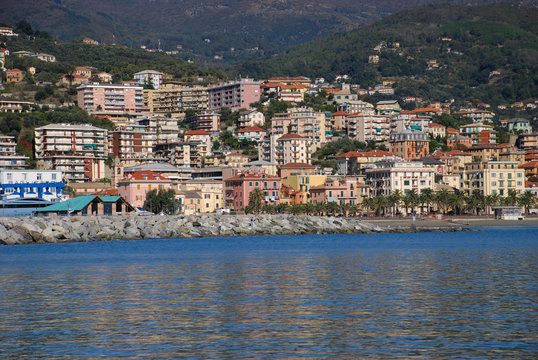 citt&agrave; di Varazze dal molo del porto