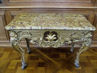 Commode doré en bois ancien avec plateau de marbre.