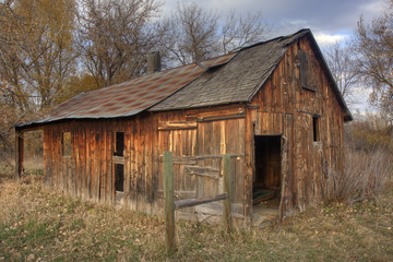 Obraz premium old abandoned barn in late fall scenery, Colorado