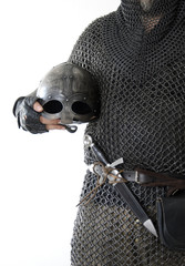 Kettenhemd eines Ritters mit Dolch und Helm