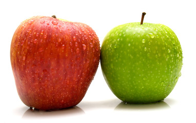 Red and green apples covered by water drops on the white