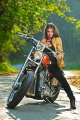 Obraz na płótnie Canvas Dziewczyna Biker na motocyklu