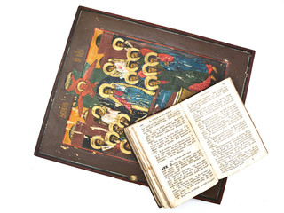 Obraz premium Photo of the Icon and Bible over the white background