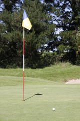 Obraz premium a hole in a golf course