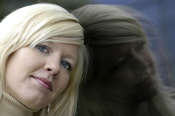 Junge Frau freut sich
