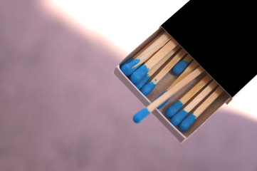 Streichholzschachtel mit blauen Streichhölzern