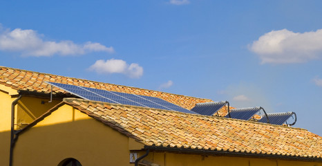 Tetto con pannelli fotovoltaici e termici