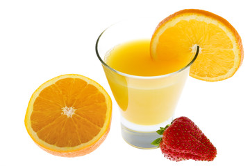 Orangensaft mit frischen Orangen und Erdbeere