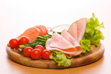 Fresh ham & salad on a wooden plate