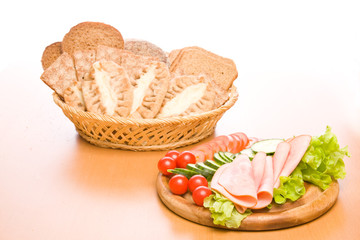 Fresh ham & salad on a wooden plate