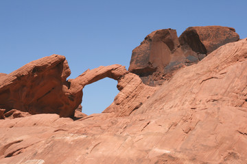 Fototapeta na wymiar Arch Rock in Valley of Fire, Nevada