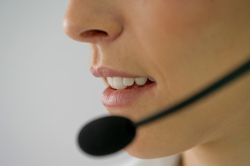 opératrice téléphonique avec casque et microphone