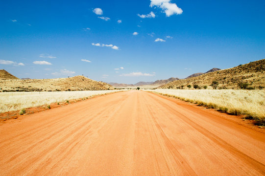 Straße aus rotem Sand