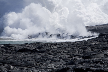 Nuage de vapeur formé par le flux de lave sur Hawai& 39 i