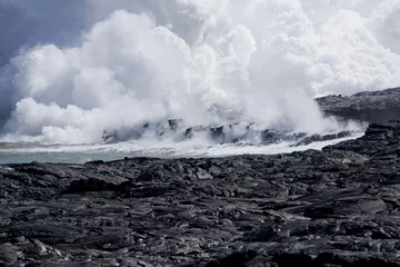 Crédence de cuisine en verre imprimé Volcan Nuage de vapeur formé par le flux de lave sur Hawai& 39 i