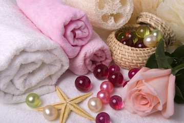 Obraz na płótnie Canvas Bath accessories and rose