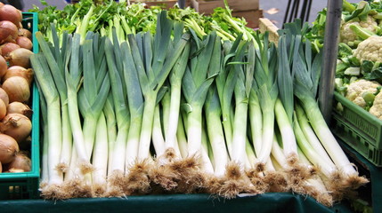 Etalage de poireaux verts et blancs.