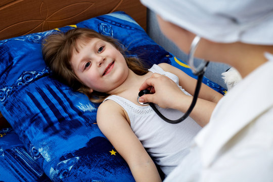 Snapshot on the theme "medicine". Doctor examines a nice girl