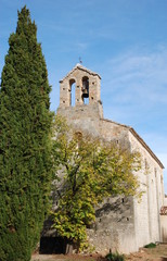 Fototapeta na wymiar Eglise et cyprès, St. André de Buèges