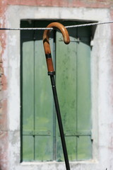 Fenêtre à burano et parapluie