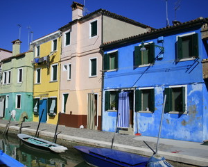 Fototapeta na wymiar Kolorowe sąsiedztwo Burano koło Wenecji