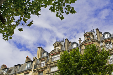 Fototapeta na wymiar Old houses on the streets of Paris