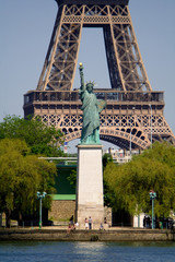 Fototapeta premium The Eiffel Tower and the Statue of Liberty