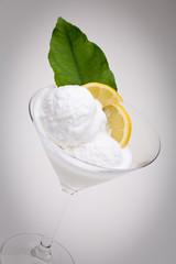 Zitronensorbet im Glas