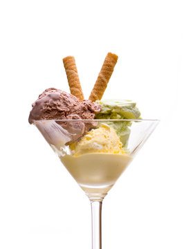 Eisbecher mit Waffel von vorne