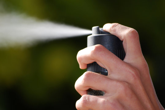 Main et Bombe Lacrymog&egrave;ne 2