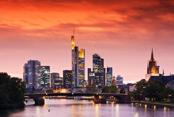 Fototapeta na wymiar Frankfurt Skyline po zachodzie słońca