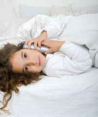 Obraz na płótnie Canvas little girl talking on the phone