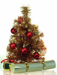 Tinsel christmas tree with presentas and crackers