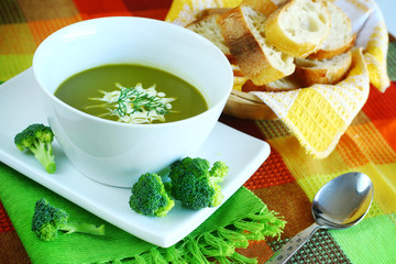 Broccoli soup with fresh bread
