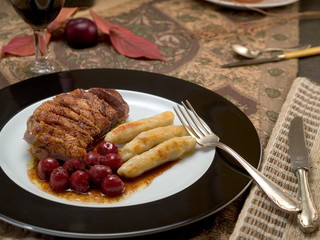 Ente mit Kirschen und Schupfnudeln