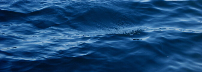 Türkisblaue Wasserwellen