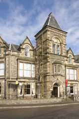 Naklejka premium construction worker repairing old stone house in Scotland