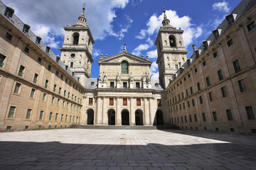 Fototapeta na wymiar Ogromny obszar i dostojny pałac królewski w Madrycie