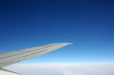 Flügel vom Flugzeug im Himmel