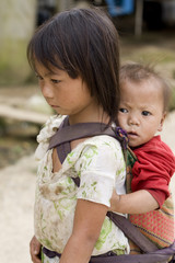 Hmong, Schwester mit Bruder in Laos