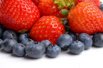 Obraz premium Close image of strawberry and blueberry