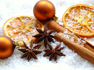 weihnachtliche Gewürze im Schnee