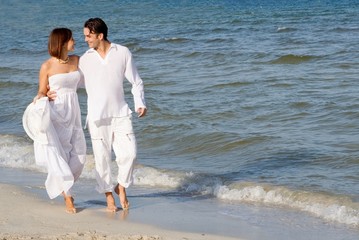 Fototapeta na wymiar szczęśliwa para ślub spaceru wzdłuż morza